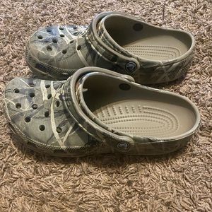Men’s camo crocs size 7